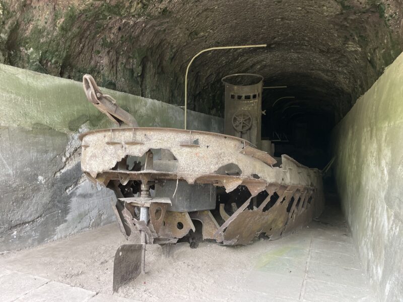 格納トンネルに残された大発