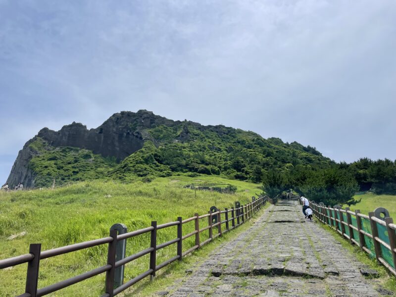 城山日出峰の登山道