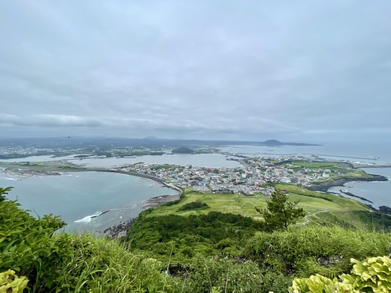 城山日出峰の頂上からの海の景色