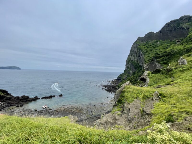 城山日出峰の崖