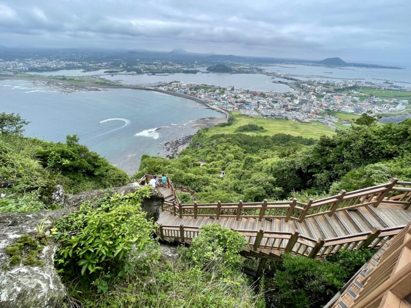 城山日出峰の下山道の階段