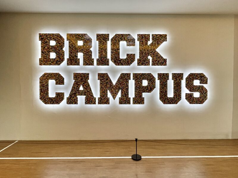 ブロックで作られたBrick Campusのロゴ